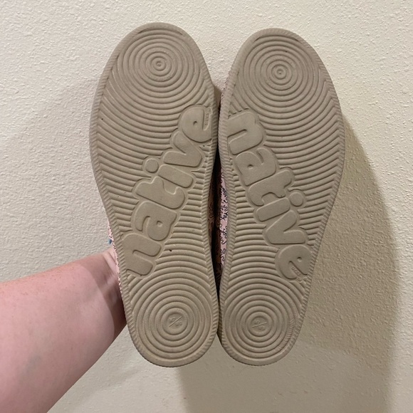 Native Women's Venice Print Slip Fashion Sneaker pink size 9 - Picture 6 of 7